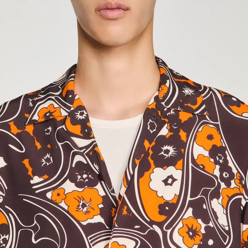 Loose-fit print shark collar shirt Loose-fit print shark collar shirt